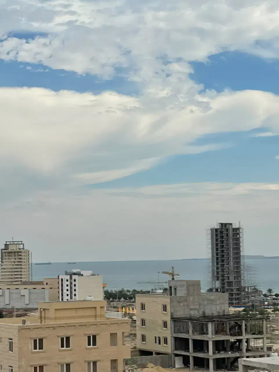 آپارتمان سه خوابه با چشم انداز دریا و استخر دار|فروش آپارتمان|قشم, |دیوار