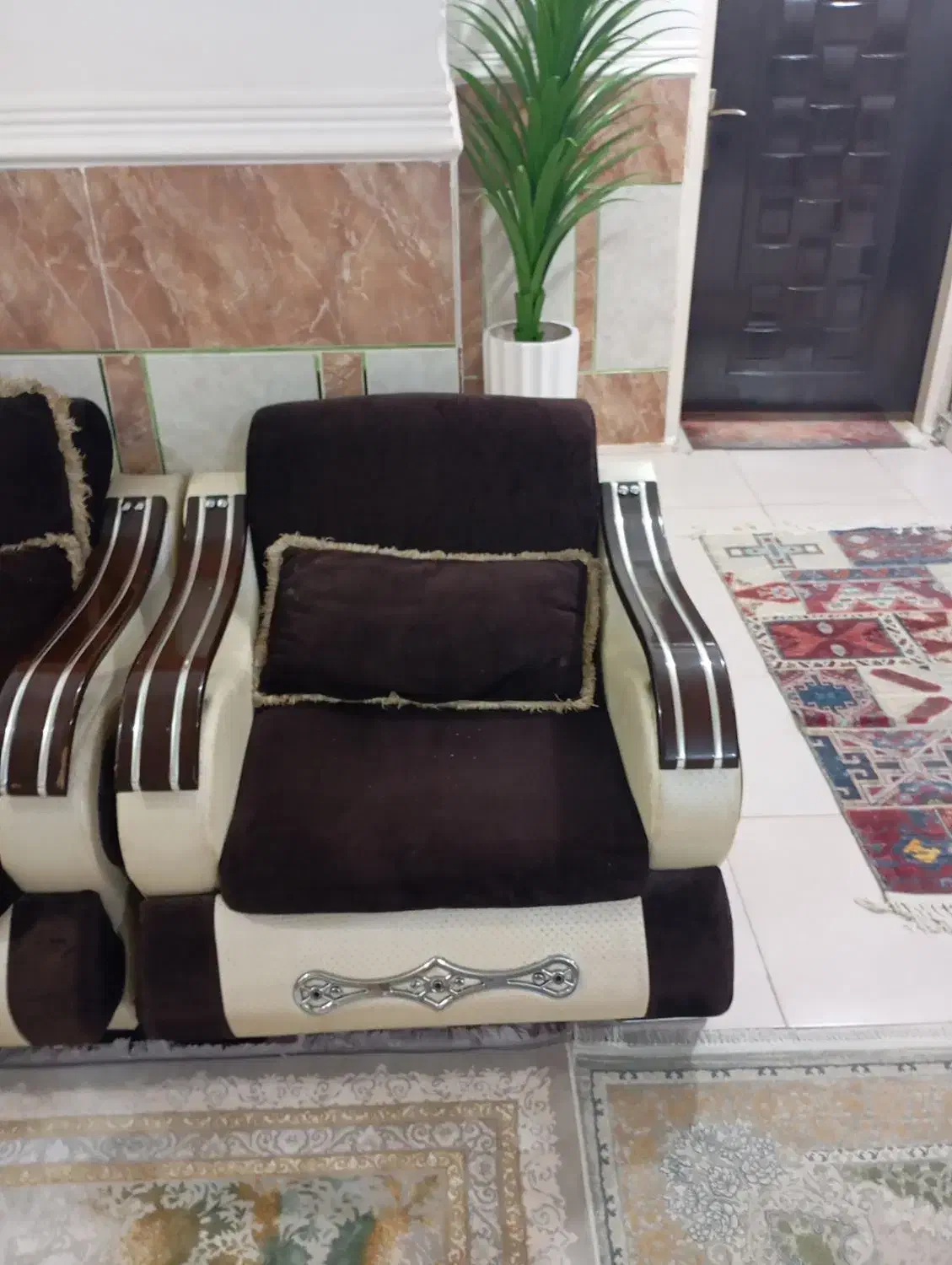 دو دست مبل در حد نو|مبلمان خانگی و میز عسلی|میناب, |دیوار