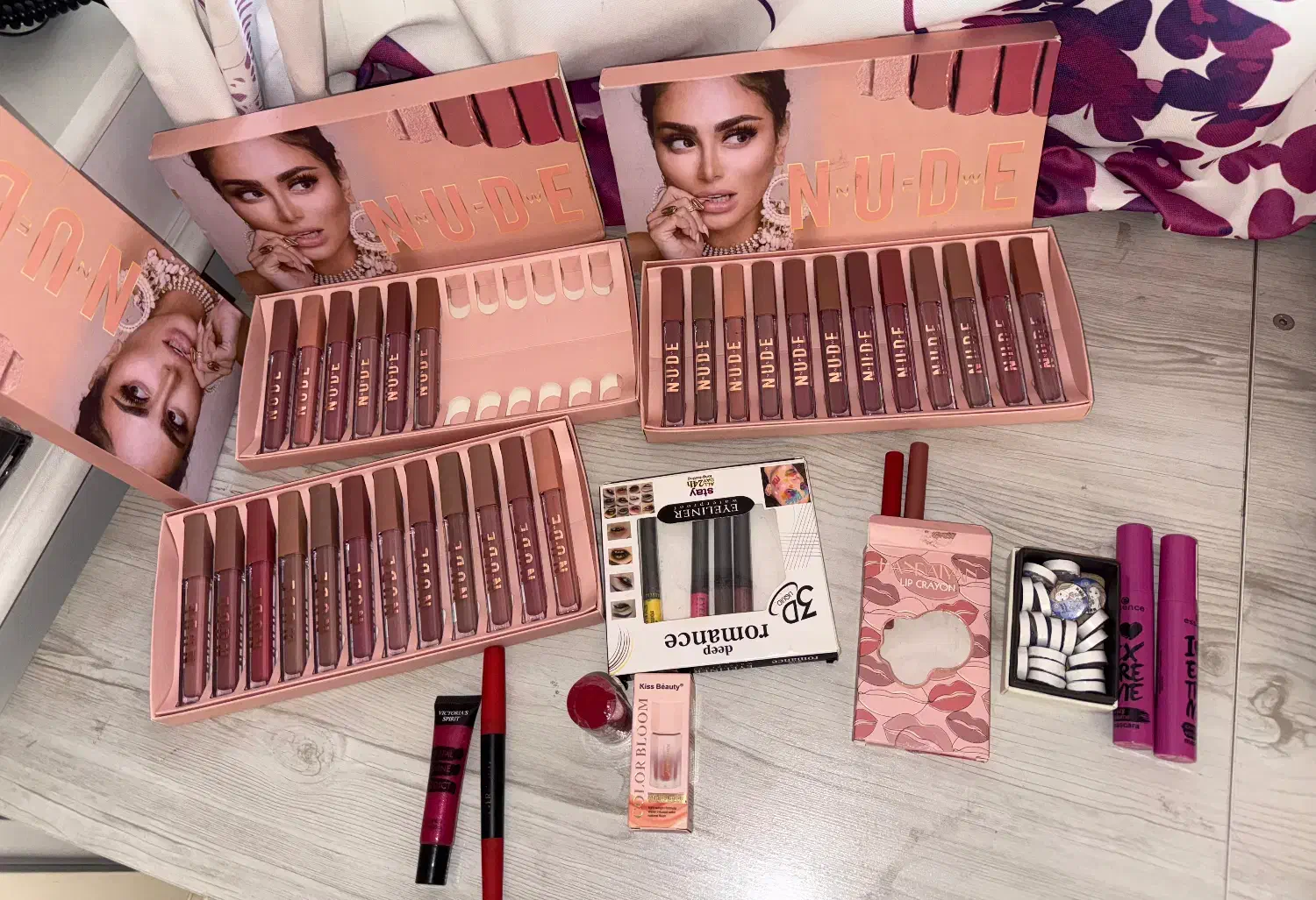 فروش ویژه رژ و لوازم آرایش (به دلیل جمع شدن مغازه)|آرایشی، بهداشتی، درمانی|تهران, قیطریه|دیوار