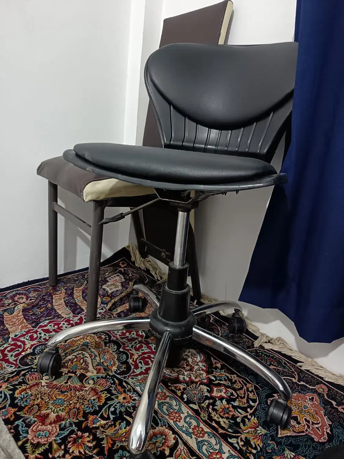 صندلی چرخشی در حد نو|صندلی و نیمکت|دماوند, مسکن مهر گیلاوند|دیوار