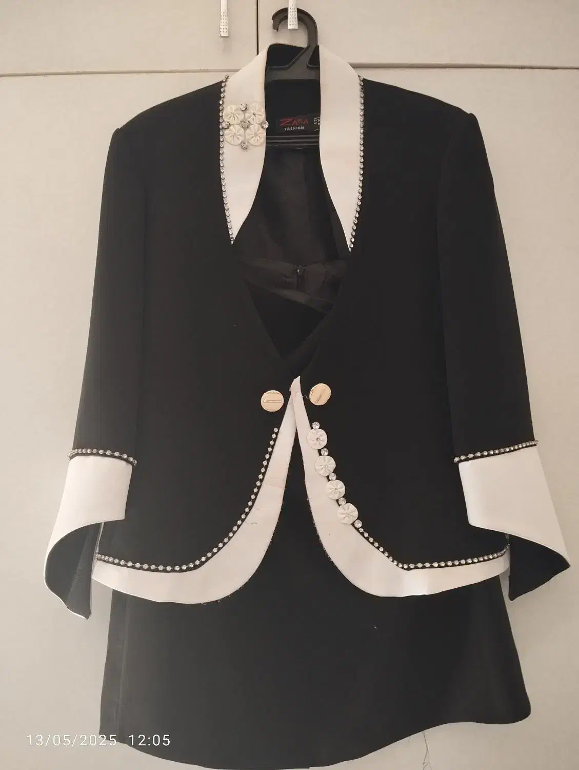 لباس مجلسی|لباس|سبزوار, امیر کبیر|دیوار