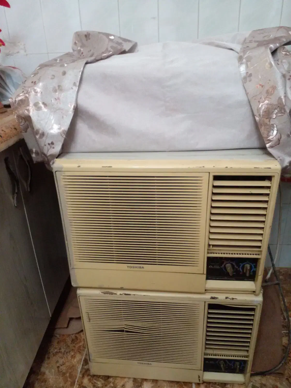 کولر گازی پشت پنجره ای در حد|کولر گازی و فن‌کوئل|قدس, شهر‌قدس|دیوار