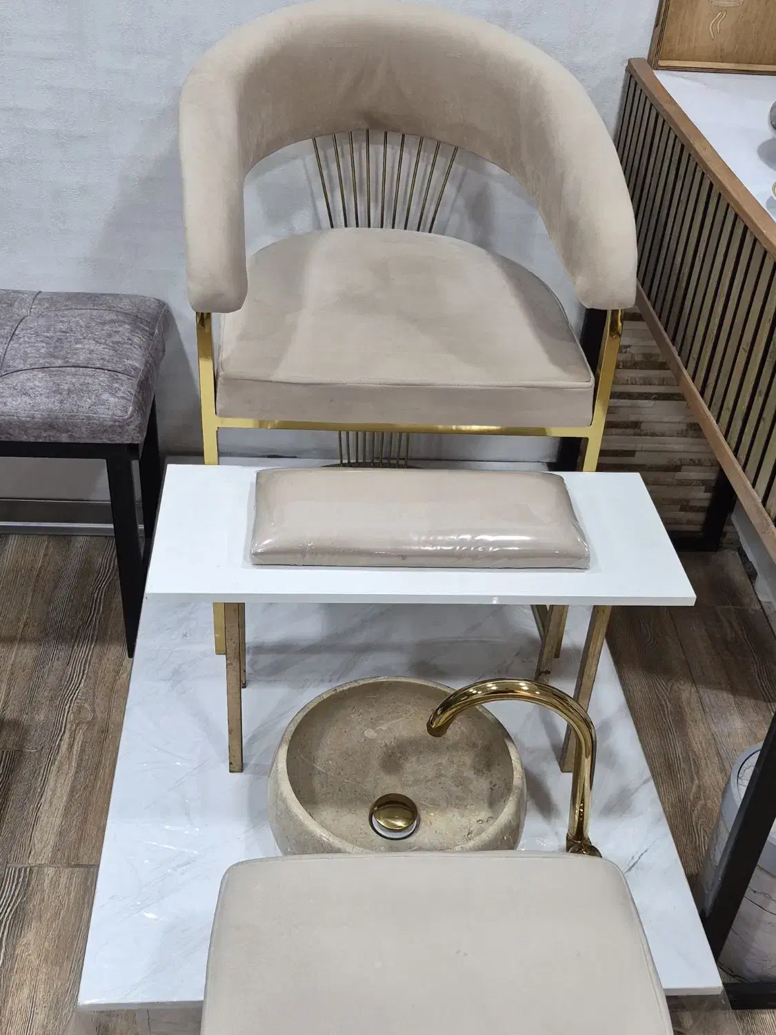 ست پدیکور شیک و تمیز|آرایشگاه و سالن‌های زیبایی|بردسکن, |دیوار