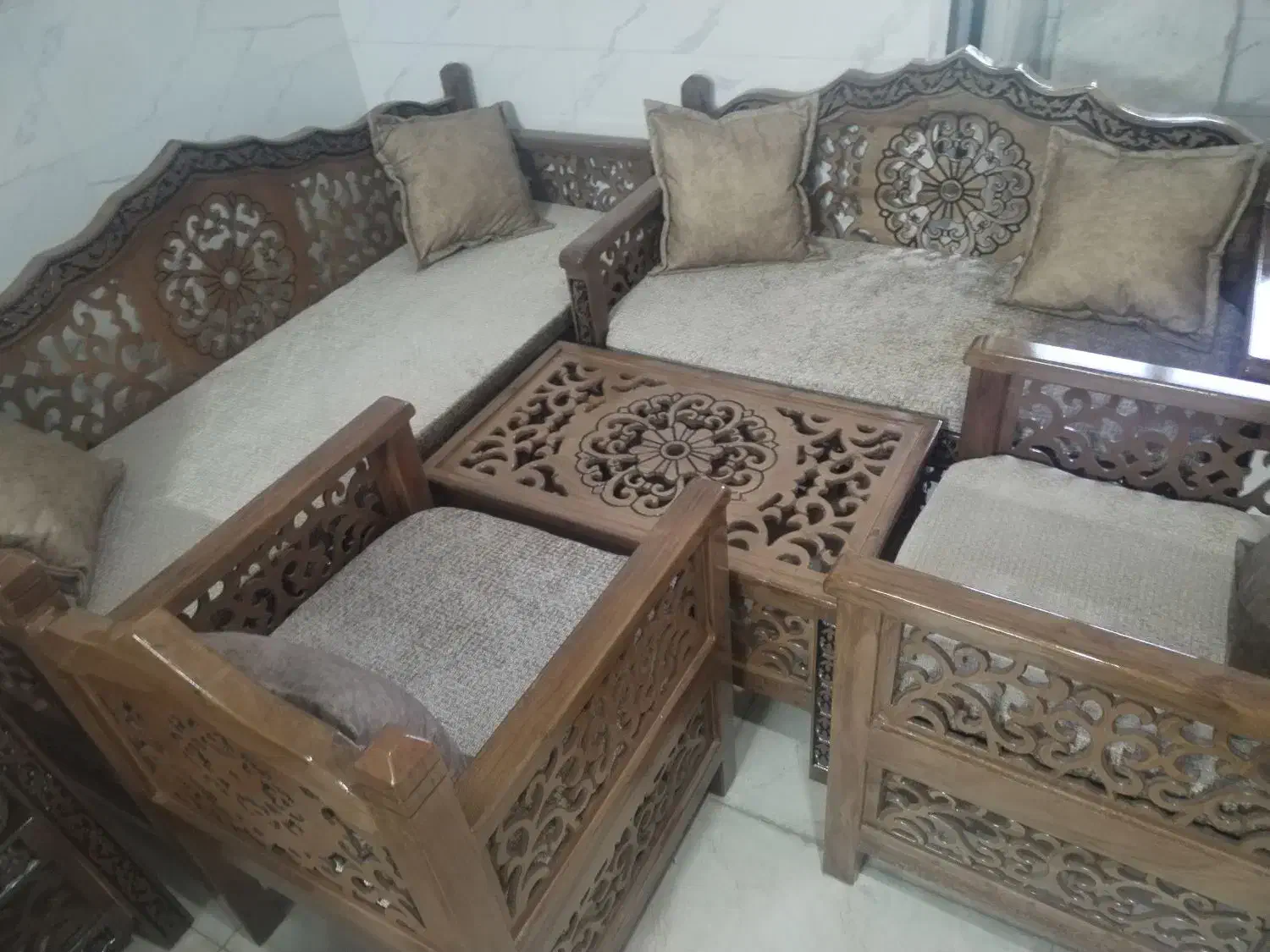 مبلمان 7 نفره سنتی|مبلمان خانگی و میز عسلی|سمیرم, |دیوار