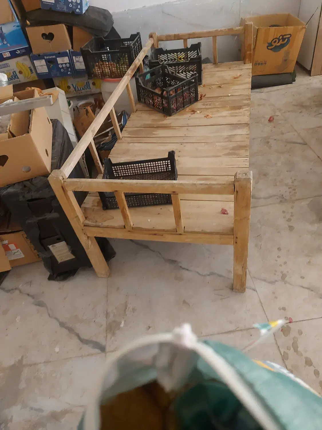 تخت چوبی بزرگ|کافی‌شاپ و رستوران|بروجرد, |دیوار