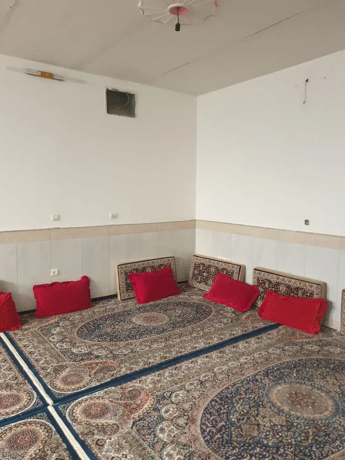 ساختمان سه طبقه دربست|اجارهٔ خانه و ویلا|قم, شهرک فاطمیه|دیوار