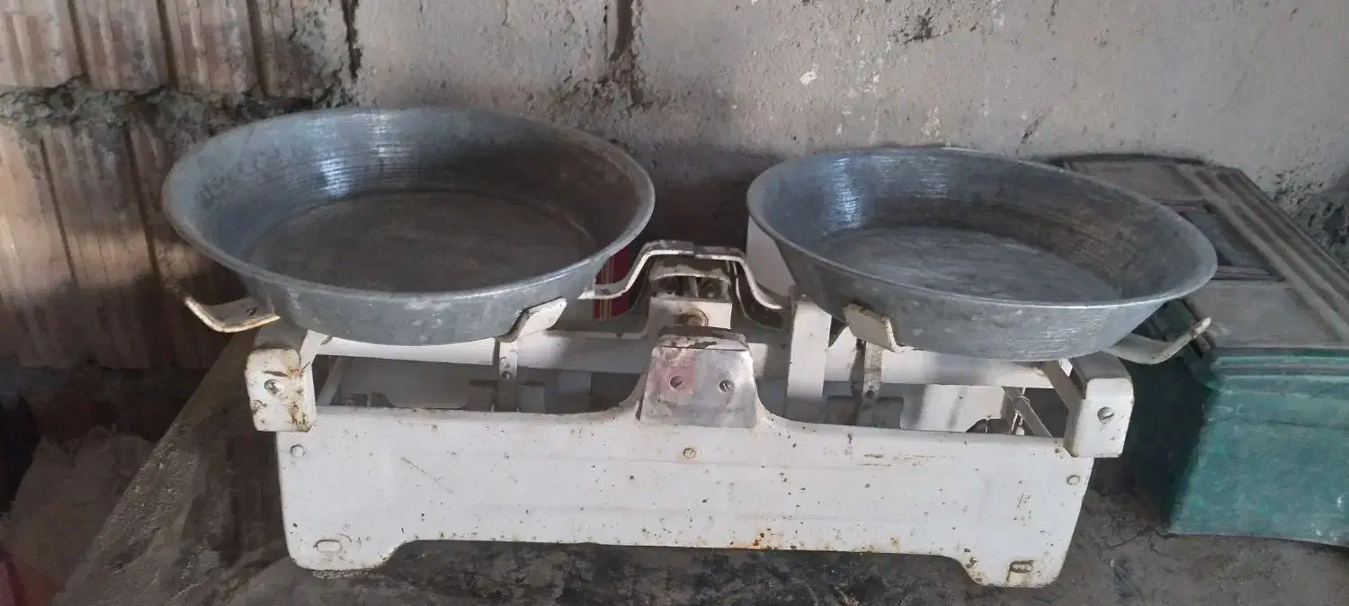 دو عدد ترازو ۵ و ۱ کیلوی کلکسیونی|کلکسیون اشیاء عتیقه|سبزوار, قصبه غربی|دیوار