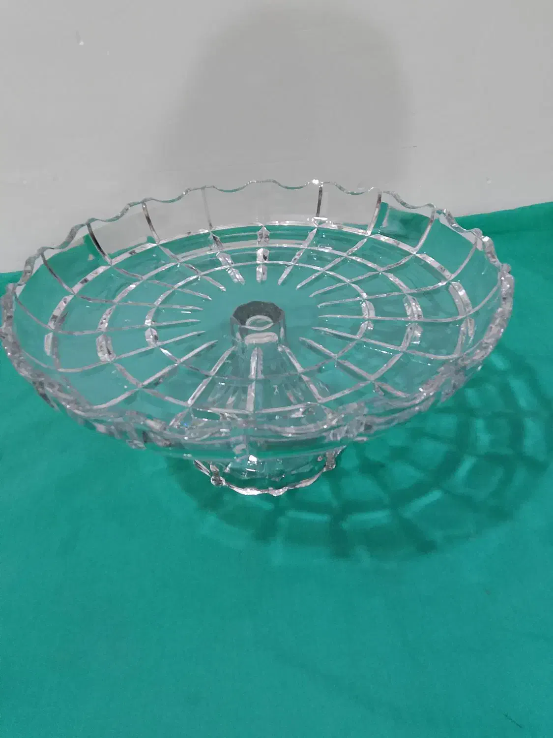 تعدادی ظرف پذیرایی و لیوان|ظروف سرو و پذیرایی|چهارباغ, |دیوار