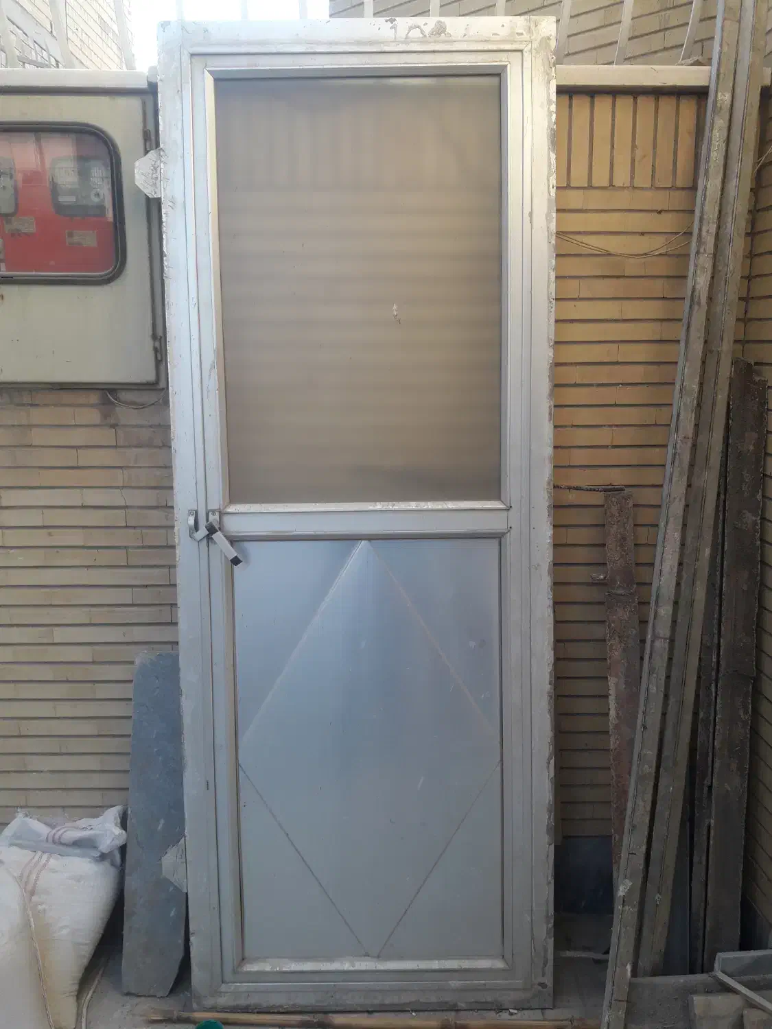 درب الومنیومی کاملا سالم با شیشه و دسگیره|مصالح و تجهیزات ساختمان|اصفهان, سرشبادران|دیوار