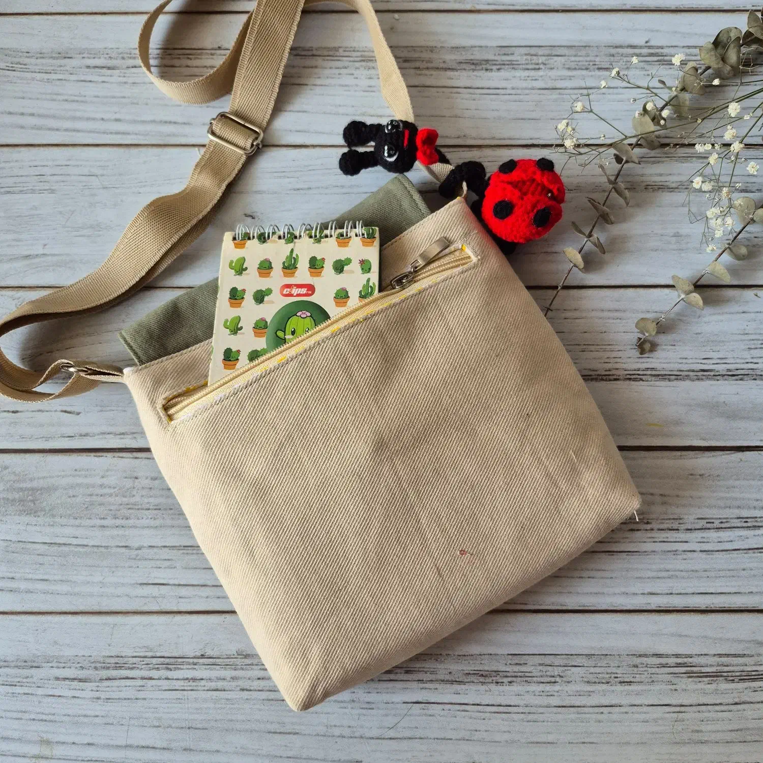 کیف پیاده روی کفشدوزکی با عروسک گردن دراز|کیف، کفش، کمربند|شیراز, سینما سعدی|دیوار