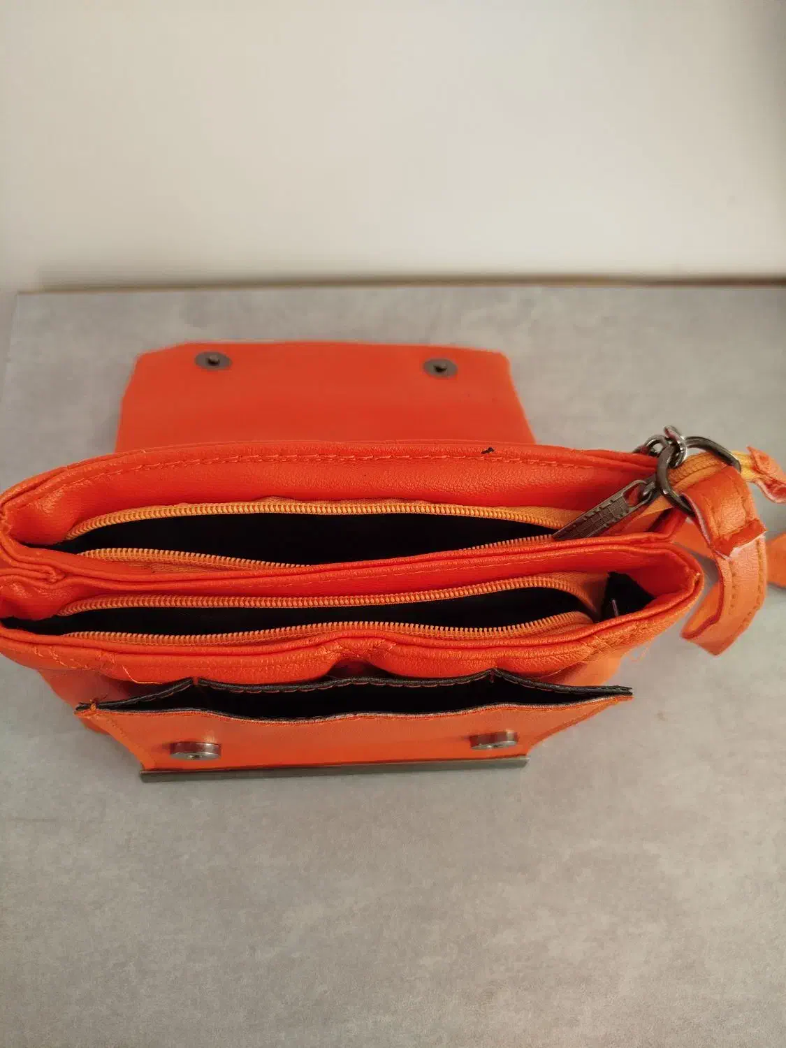 کیف اسپرت|کیف، کفش، کمربند|باوله, |دیوار