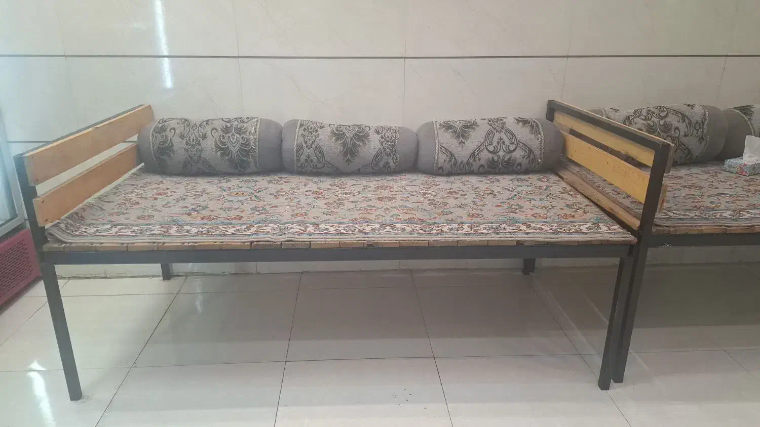 تخت فلزی|کافیشاپ و رستوران|شیراز, میانرود|دیوار