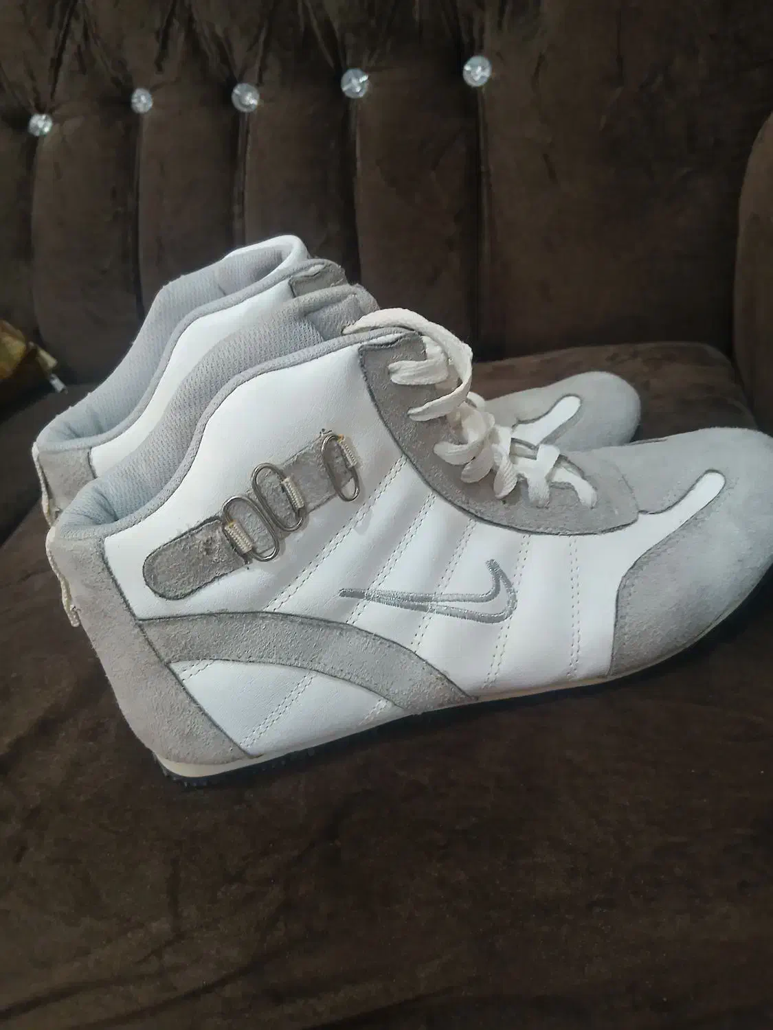 کتونی|کیف، کفش، کمربند|لار, |دیوار