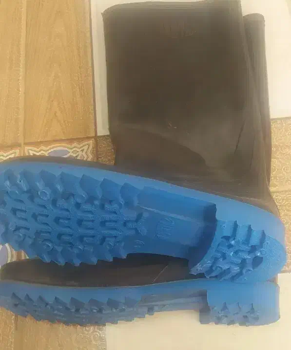 ۱جفت کفش نوک آهنی و دو جفت چکمه های نپوشیده شده|کیف، کفش، کمربند|مریوان, |دیوار