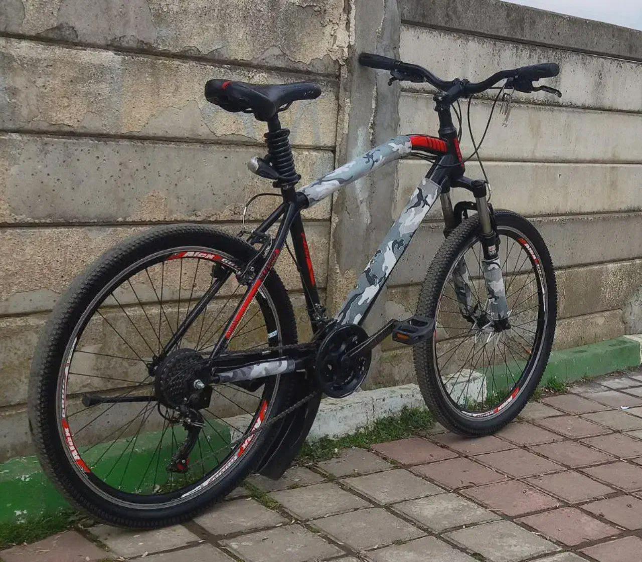 دوچرخه ۲۶|دوچرخه، اسکیت، اسکوتر|رشت, عینک|دیوار