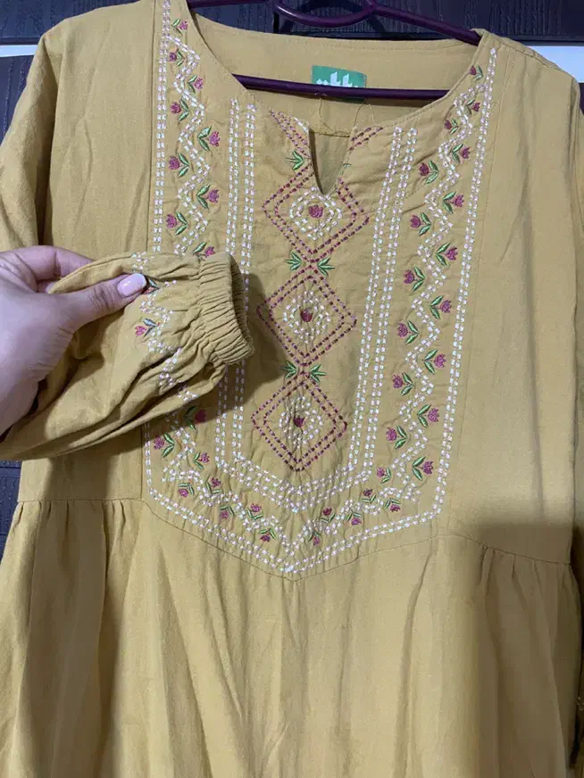 در حد نو|لباس|شیراز, قدوسی غربی|دیوار