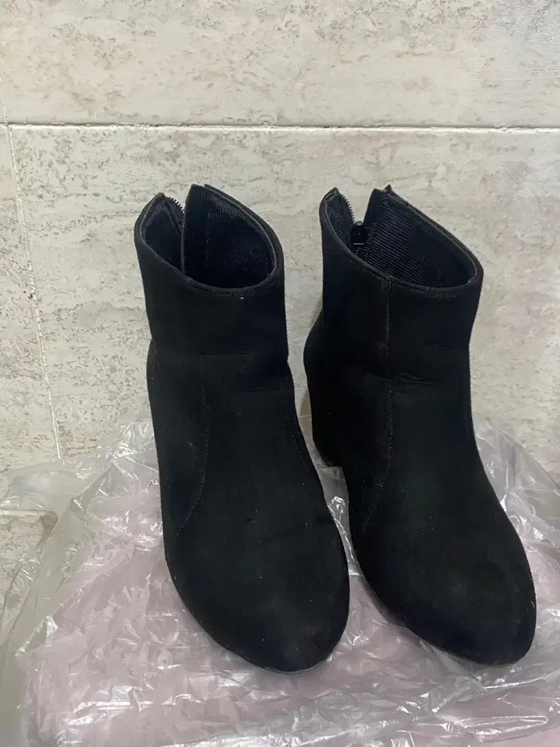 بوت|کیف، کفش، کمربند|رشت, فلسطین|دیوار