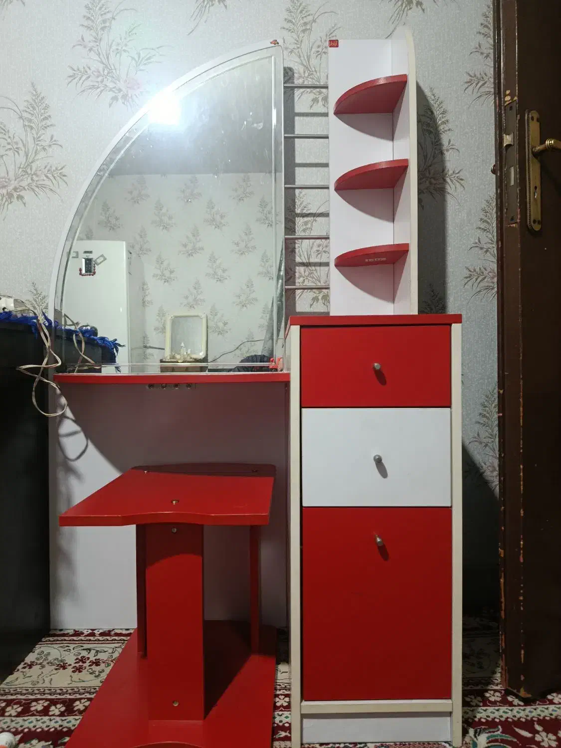 میز آرایش|تخت و سرویس خواب|رباط‌کریم, رباط‌کریم|دیوار