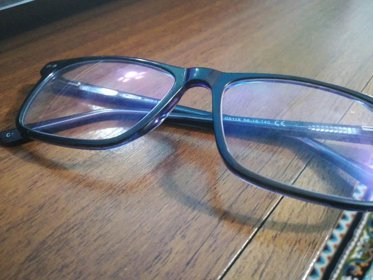 عینک پیدا شده|اشیا|فیروزه, |دیوار