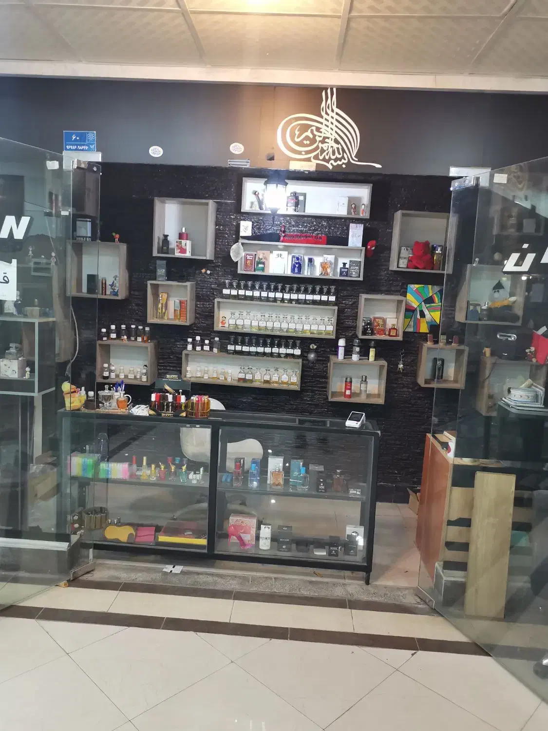 واگذاری مغازه عطر و ادکن کامل با سرقفلی|اجارهٔ مغازه و غرفه|گناباد, |دیوار