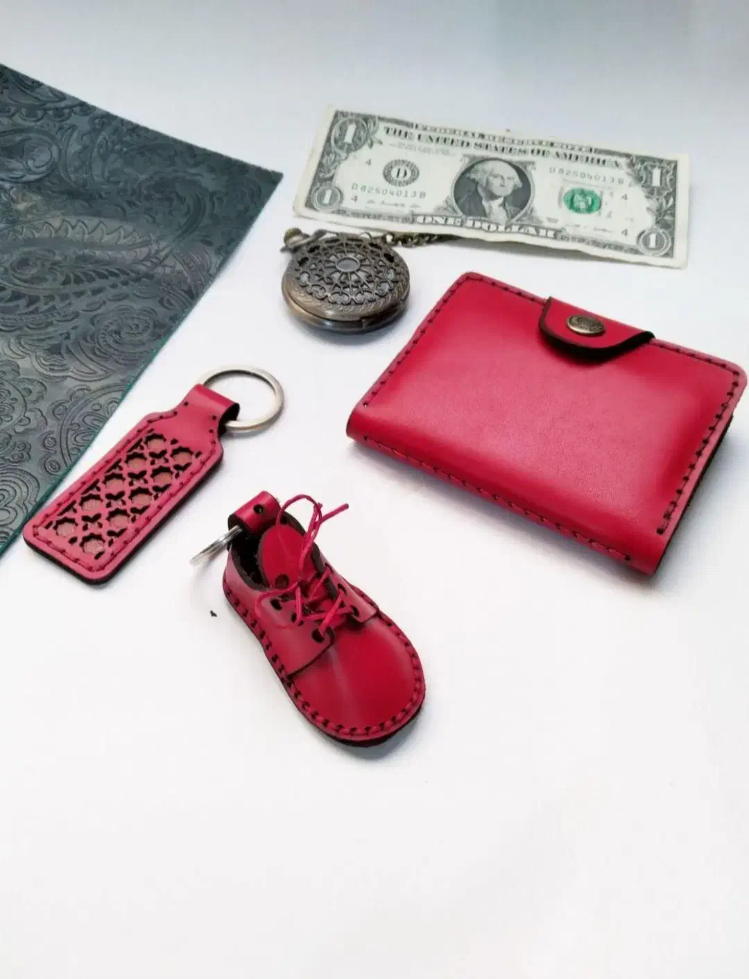 آموزش کیف دوزی و چرم دوزی و نقاشی روی چرم|خدمات آموزشی|اراک, |دیوار