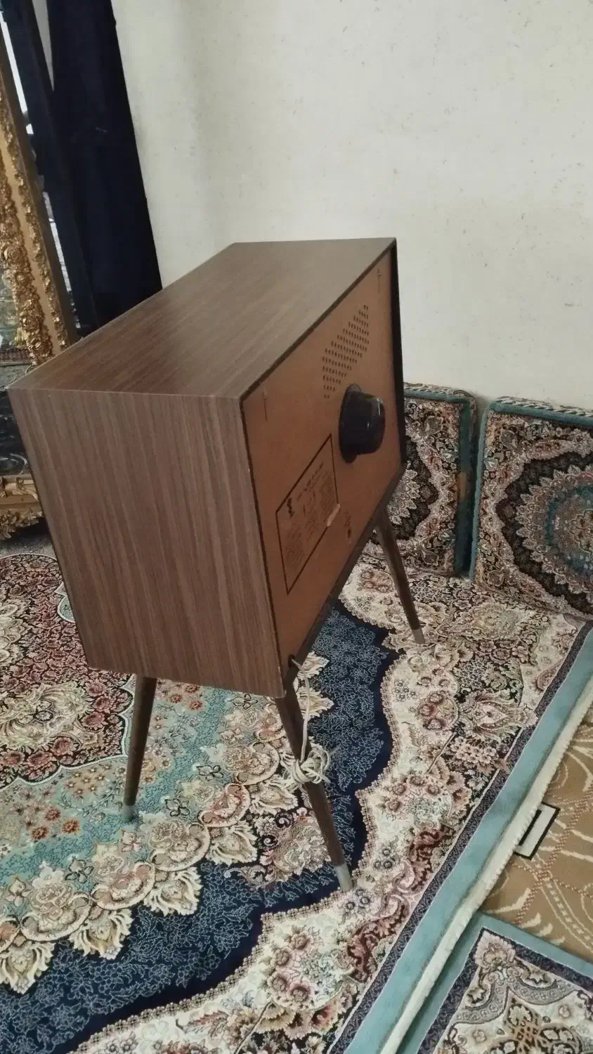 تلویزیون مبله چوبی بزرگ عتیقه وقدیمی|کلکسیون اشیاء عتیقه|سقز, |دیوار