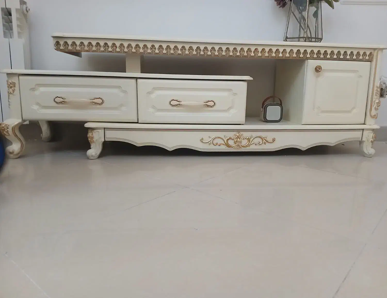 میز تلوزیون|میز تلویزیون|اندیشه, اندیشه فاز ۱|دیوار