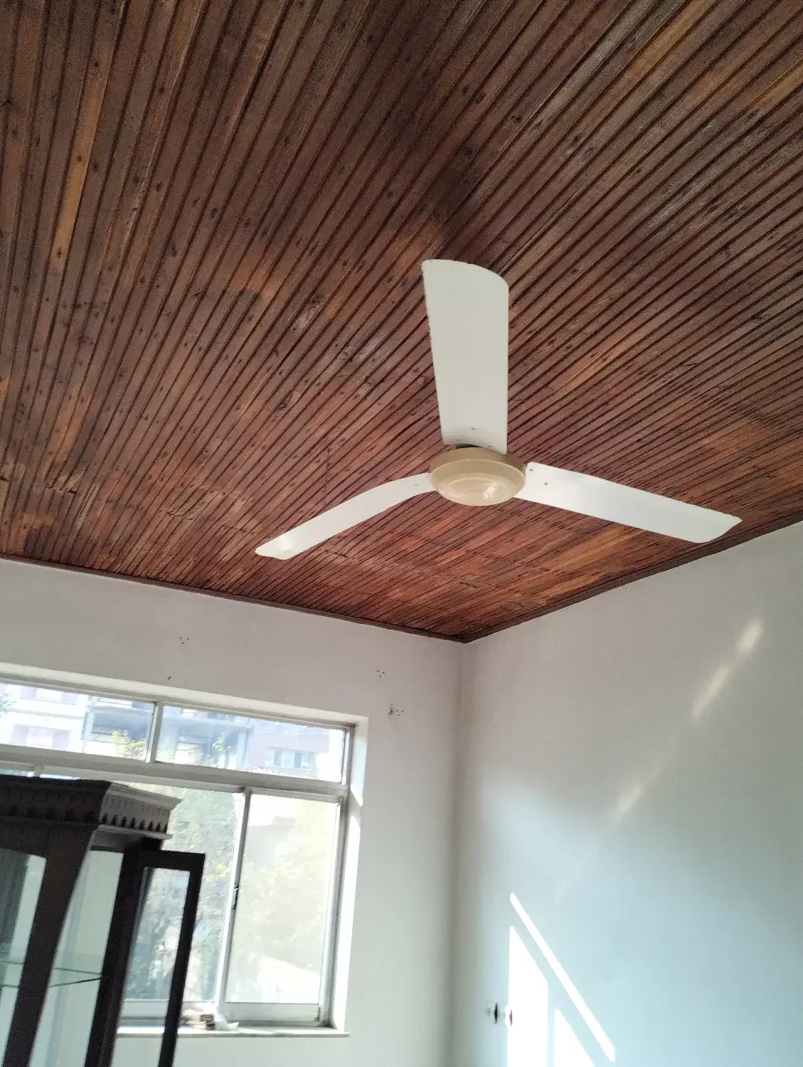 پنکه سقفی|پنکه و تصفیه‌کنندهٔ هوا|رشت, بازار|دیوار