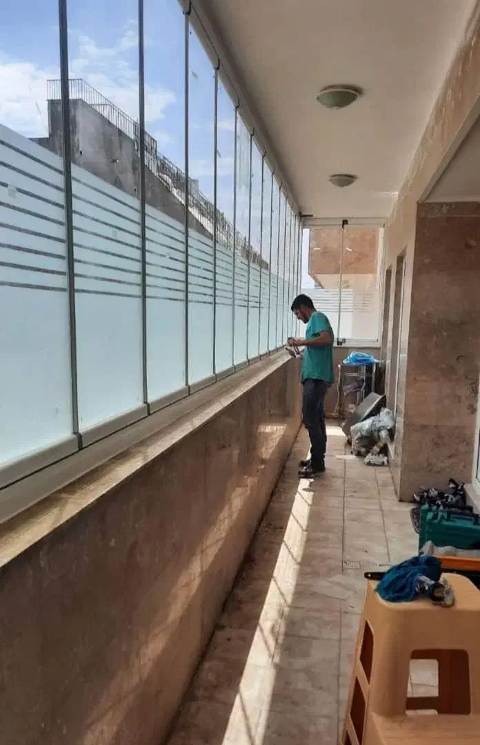 شیشه سکوریت میرال تاشو اتوماتیک نرده پارتیشن|خدمات پیشه و مهارت|کرج, گلشهر|دیوار