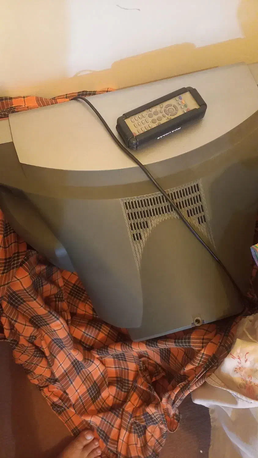 تلوزیون ۲۱ اینج رنگی|تلویزیون و پروژکتور|بروجن, |دیوار