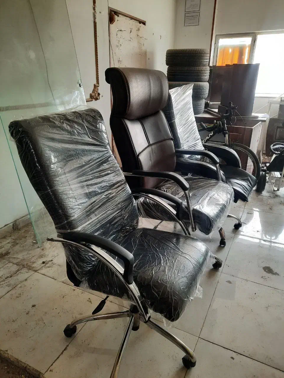 دو عدد صندلی مدیریتی سالم و میز های عسلی با شیشه|صندلی و نیمکت|مشهد, رضاشهر|دیوار