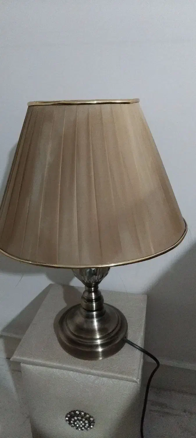 یک عدد آباژور شبخوابی کنارتخت کاملاسالم و شیک|چراغ خواب و آباژور|ری, جوانمرد قصاب|دیوار