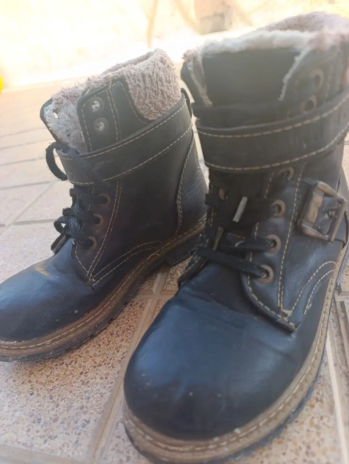 کفش|کیف، کفش، کمربند|نقده, |دیوار