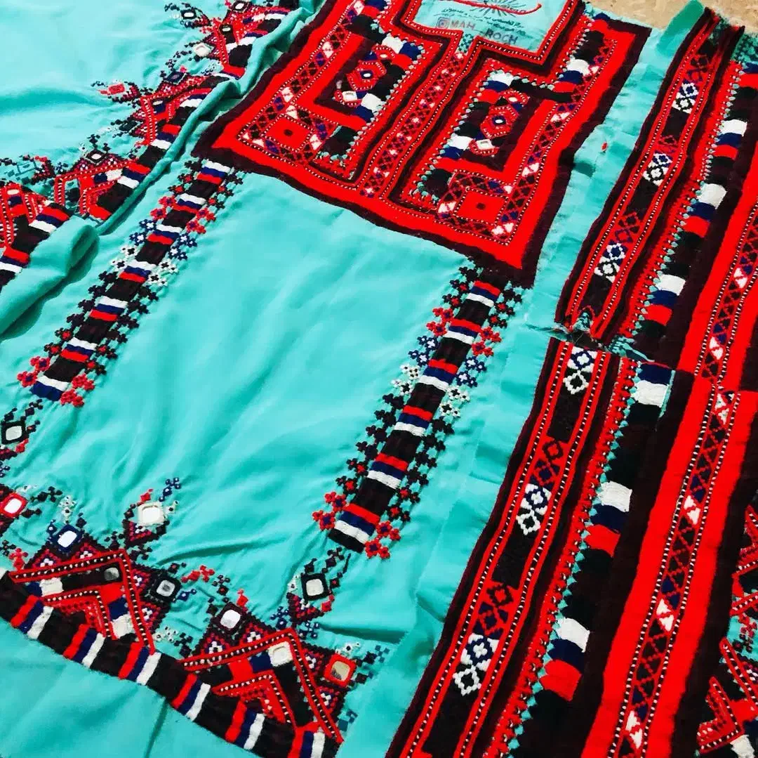 دوخت لباس دست دوزباتمام دوختهاقبول میکنم|لباس|خاش, |دیوار