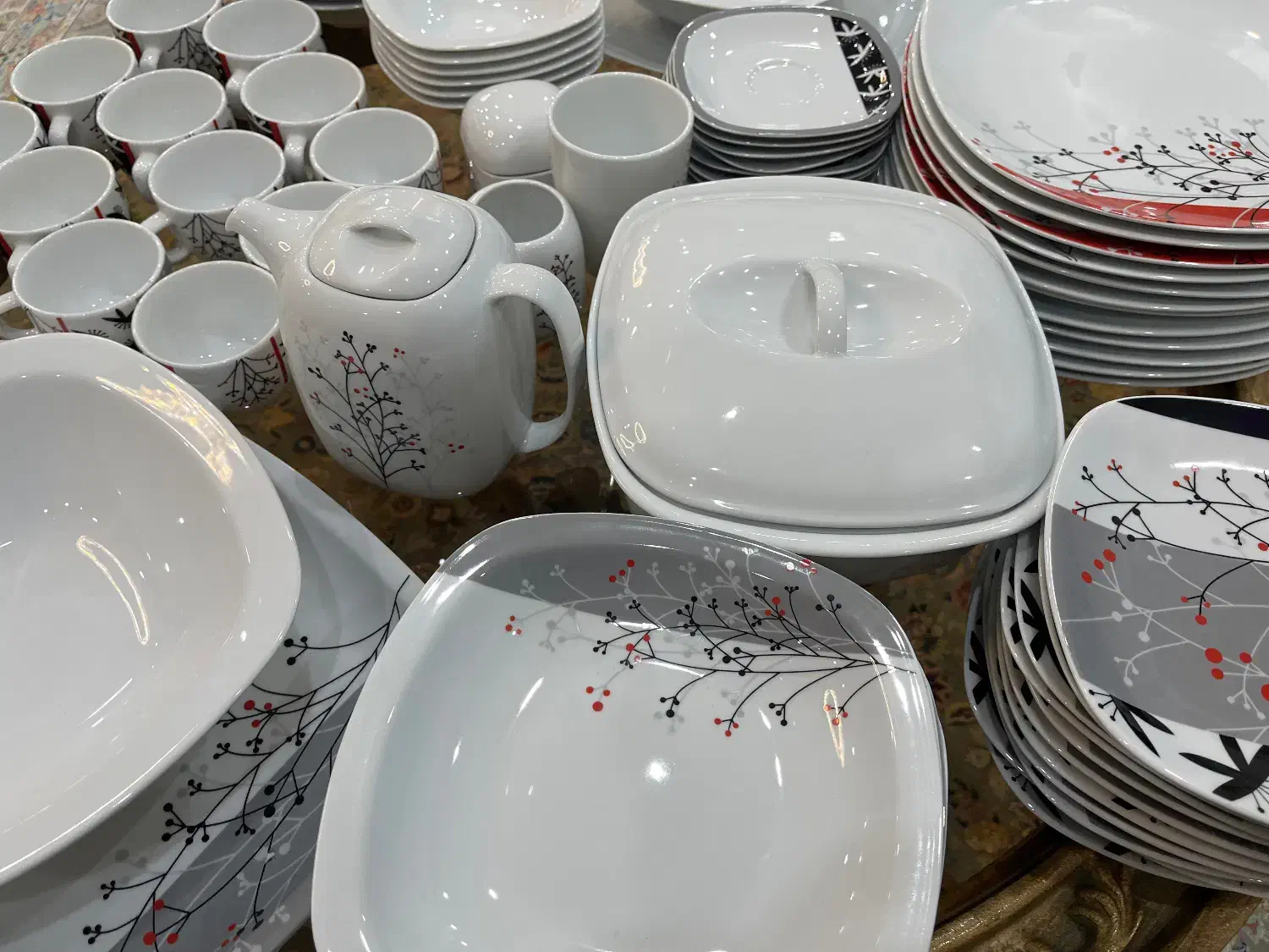 دوسرویس چینی زرین ۱۲نفره و کریستال اصل پی ارسی|ظروف سرو و پذیرایی|کرج, حصارک بالا|دیوار