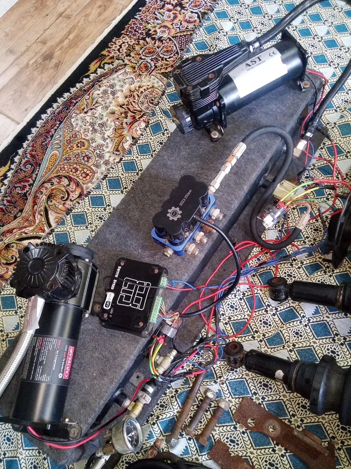 پنوماتیک اگزوز باله عقب صندوق سقفی همه حرفه ای آک|قطعات یدکی و لوازم جانبی|رشت, شهرک آیت الله منتظری|دیوار