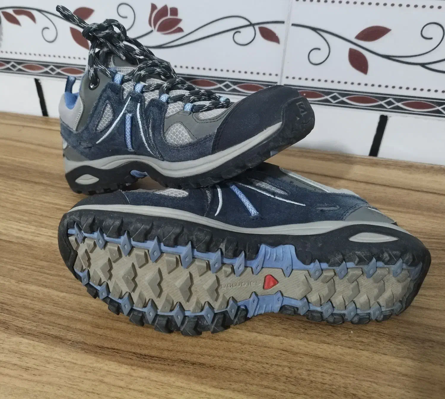 کفش|کیف، کفش، کمربند|کبودرآهنگ, |دیوار