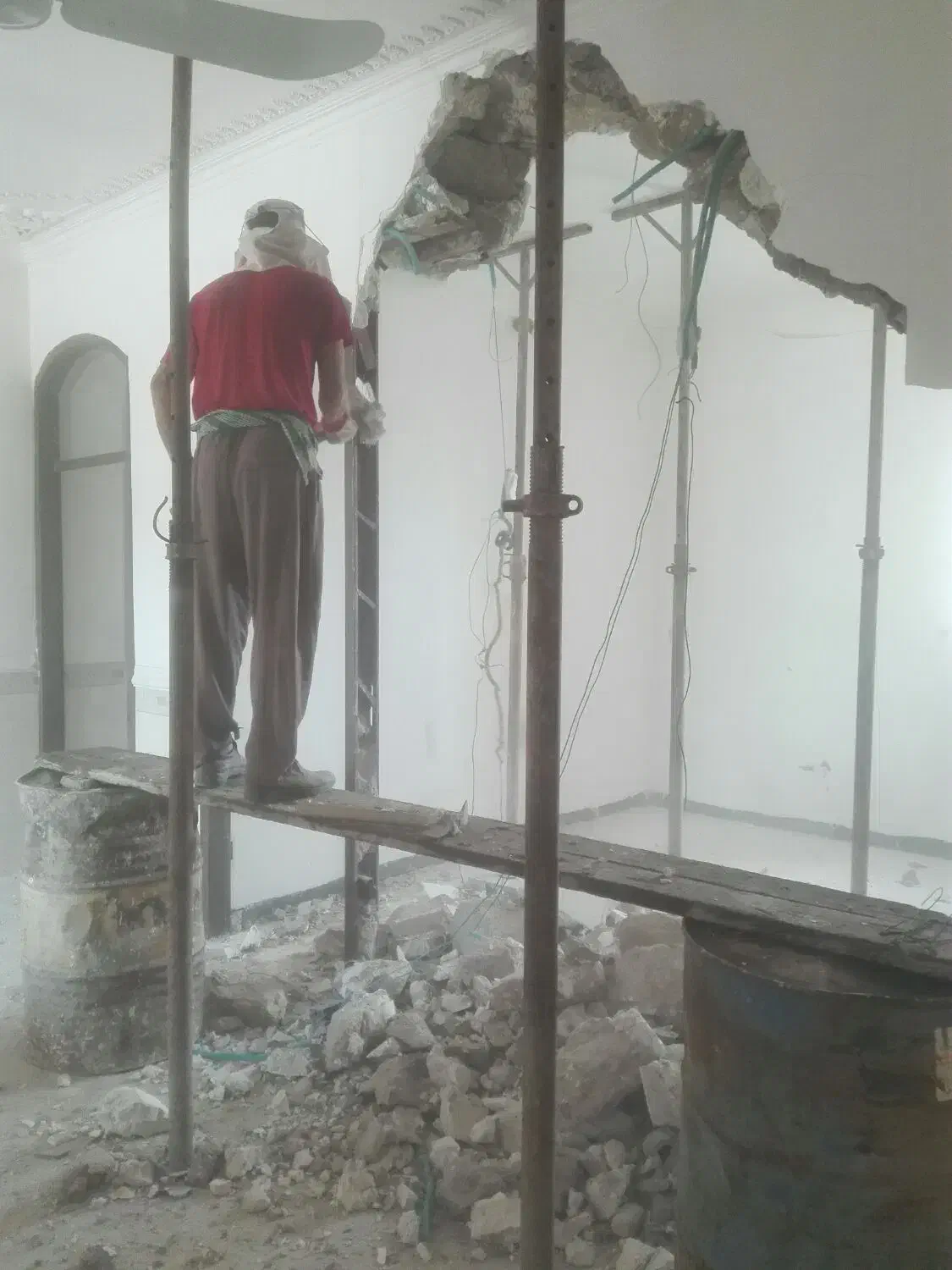 تخریب و تعمیرات،کنده کاری،گچکاری و لکه گیری|خدمات پیشه و مهارت|بوشهر, |دیوار