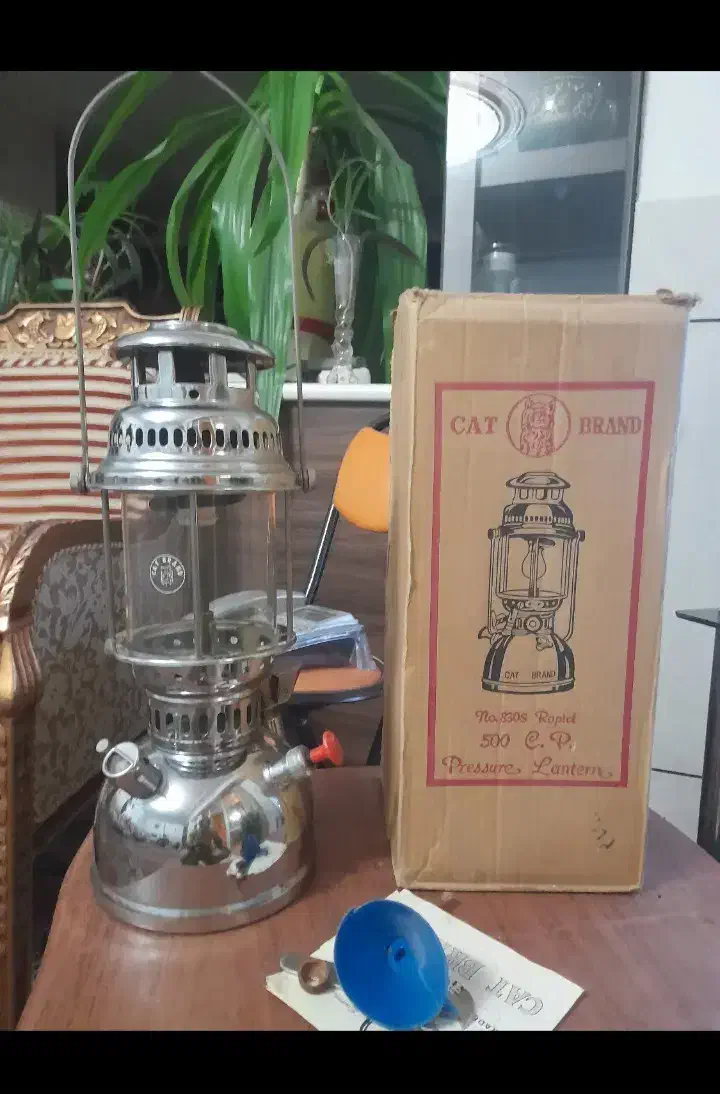 چراغ نفتی قدیمی|کلکسیون اشیاء عتیقه|تربت‌حیدریه, فرمانداری|دیوار