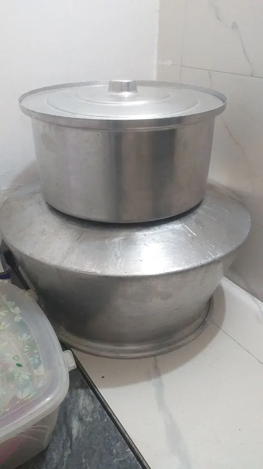 دو عددپاتیل بزرگ|ظروف پخت‌وپز|دورود, |دیوار