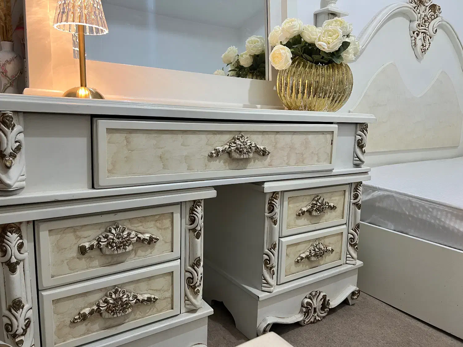 تخت و میز آرایش|تخت و سرویس خواب|گرمه, |دیوار