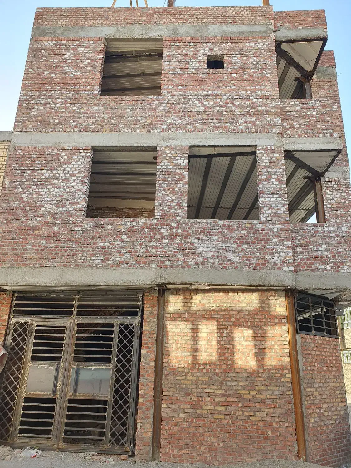 خونه نیمه کاره 3 طبقه با 1 مغازه 1 پارکینگ و 2خواب|فروش آپارتمان|بوکان, |دیوار