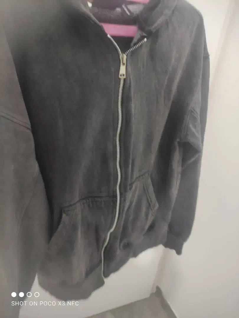 سویشرت سنگشور|لباس|مرودشت, فرهنگ|دیوار