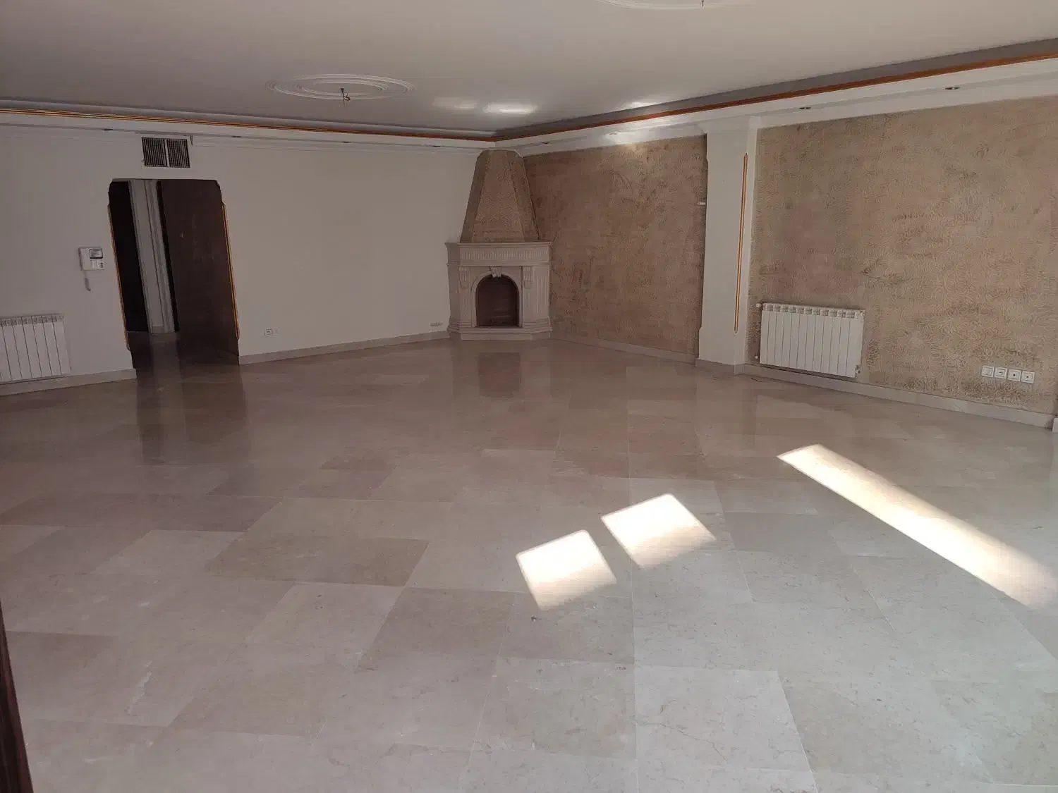 ۱۳۰متر/تک واحدی/نورگیری عالی/تراس قابل چیدمان