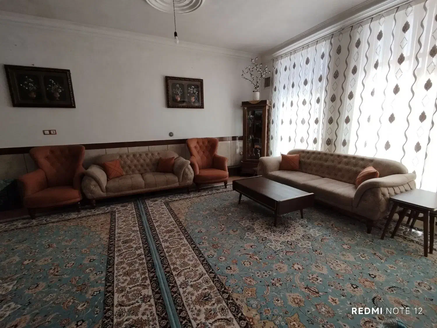 فروش مبل هفت نفره همراه با سه تخته فرش ۱۲ متری|مبلمان خانگی و میز عسلی|صحنه, |دیوار