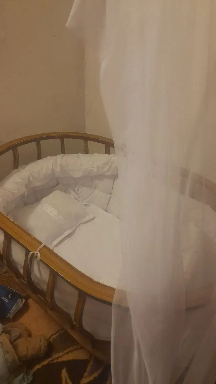 گهواره نوزاده در حد نو هست|تخت و صندلی بچه|اصفهان, قهجاورستان|دیوار