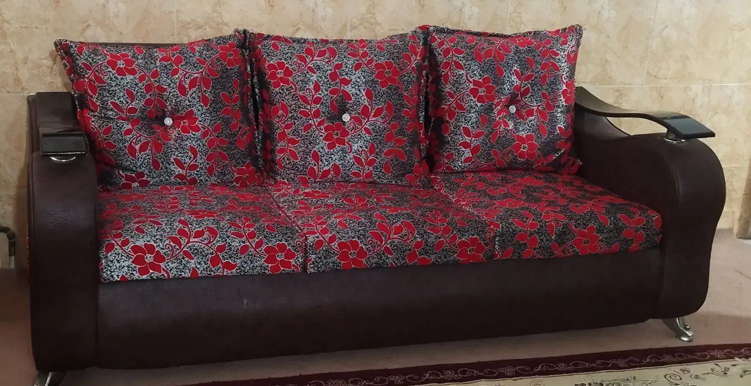 مبل راحتی ۷نفره ،کارکرده به همراه میز ناهارخوری|مبلمان خانگی و میز عسلی|نظرآباد, صالح آباد|دیوار