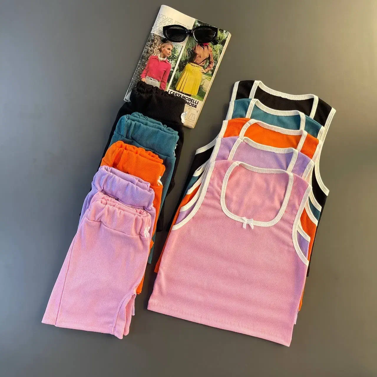 لباسهای باشگاهی و خونگی|لباس|رباط‌کریم, رباط‌کریم|دیوار