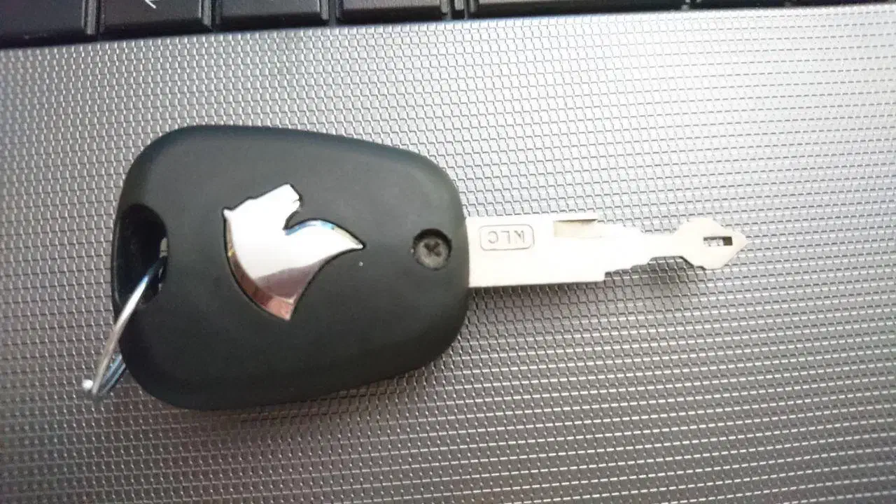 سویبچ وکلید با کاور سبز|اشیا|قره ضیاالدین, |دیوار