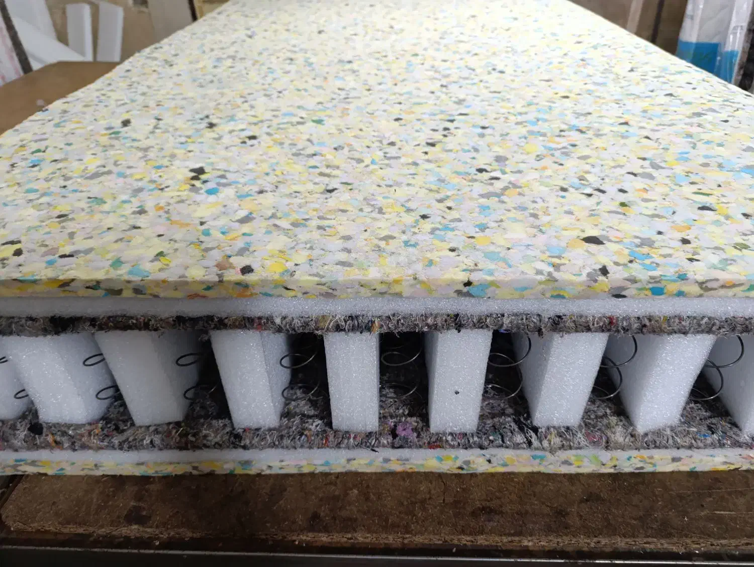 کفی پلیمری|تشک تختخواب|هشتگرد, هشتگرد قدیم|دیوار